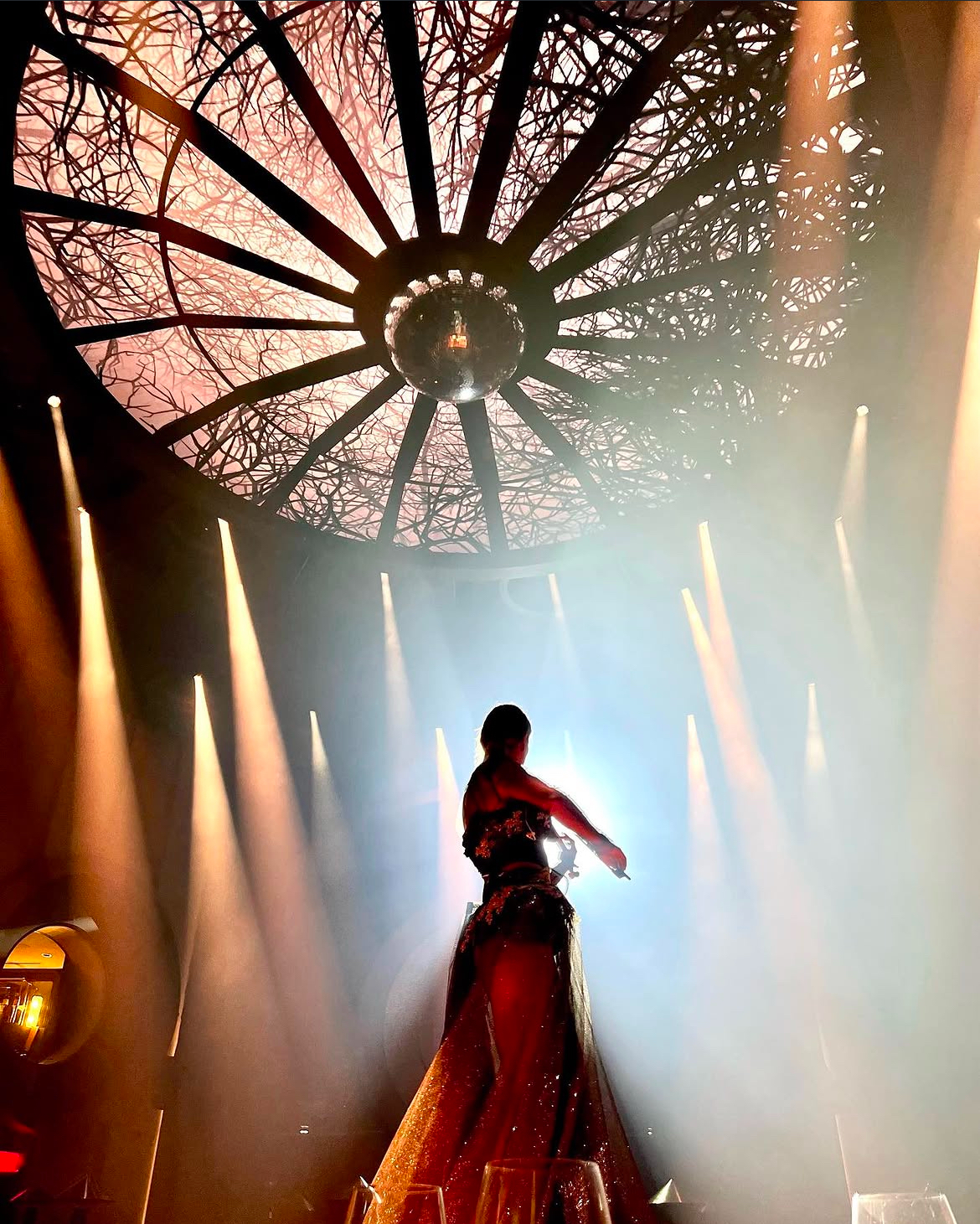 En escena, retroiluminada bajo cúpula con luces de teatro